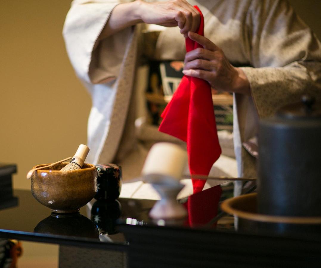The Okura Tokyo Hotell Eksteriør bilde A Japanese woman wearing a hakama