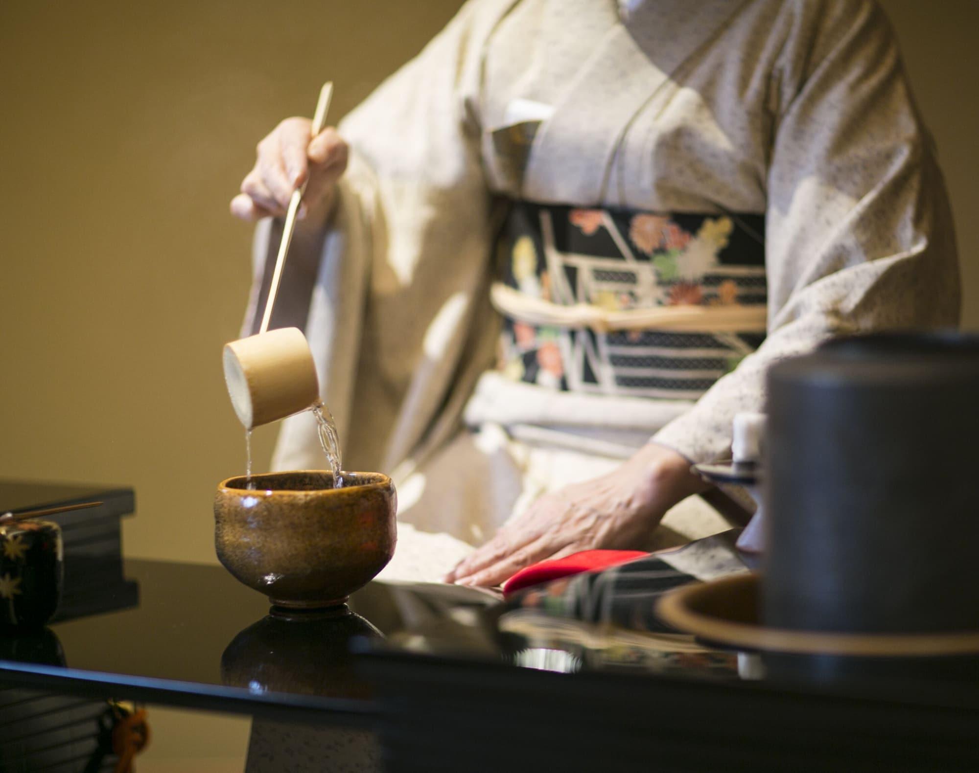 The Okura Tokyo Hotell Eksteriør bilde A tea master preparing tea