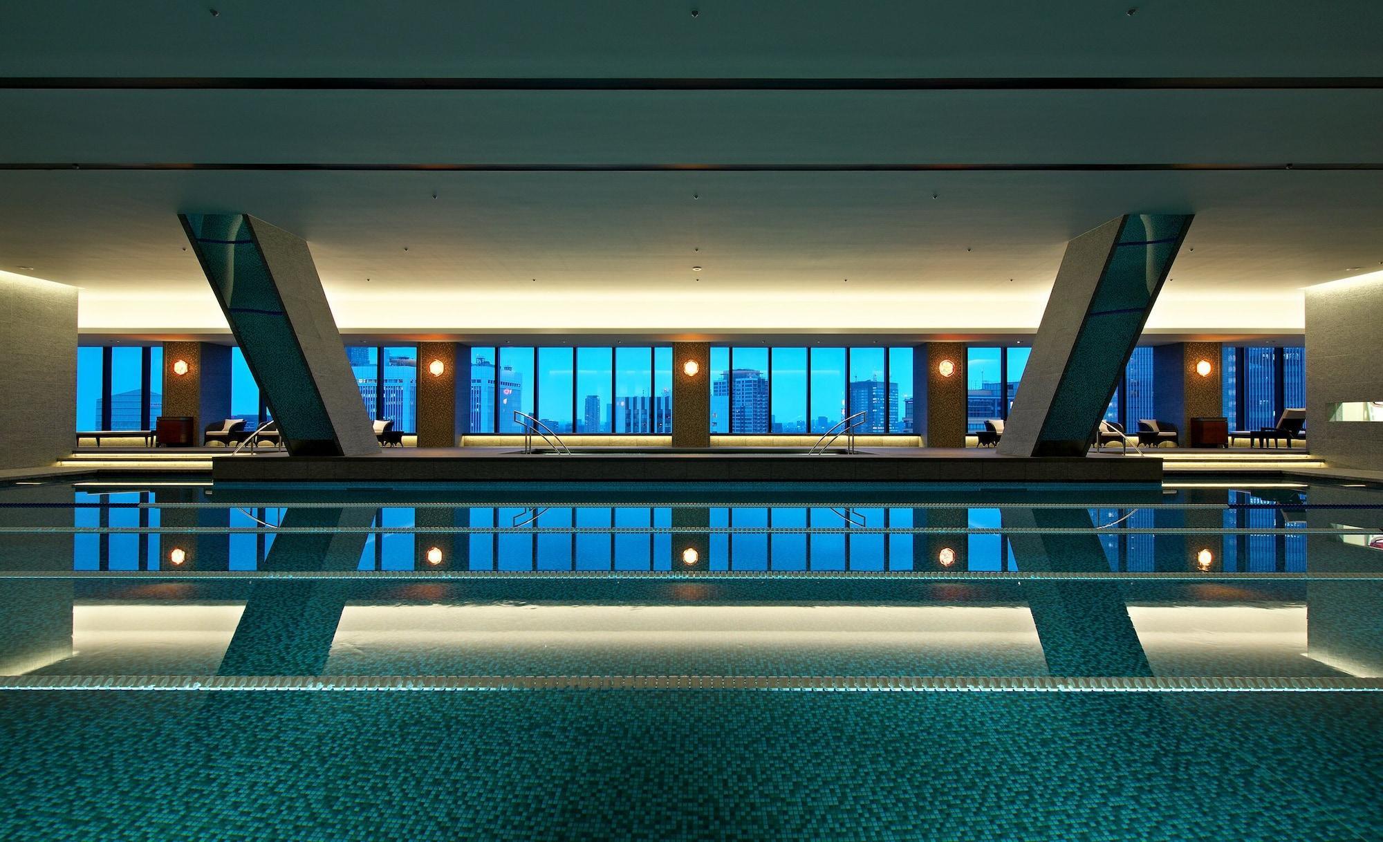 The Okura Tokyo Hotell Eksteriør bilde The pool at the Ritz-Carlton, Osaka