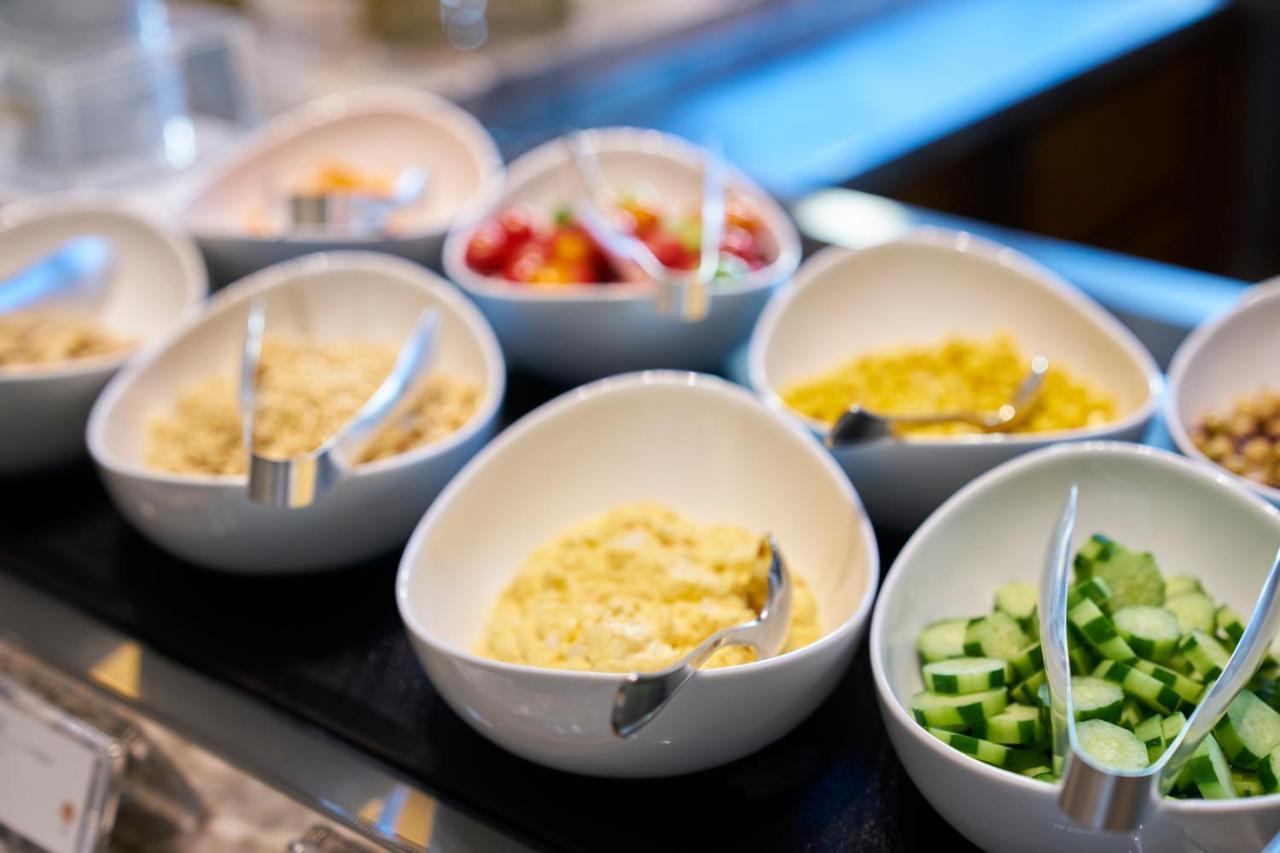 The Okura Tokyo Hotell Eksteriør bilde A salad bar